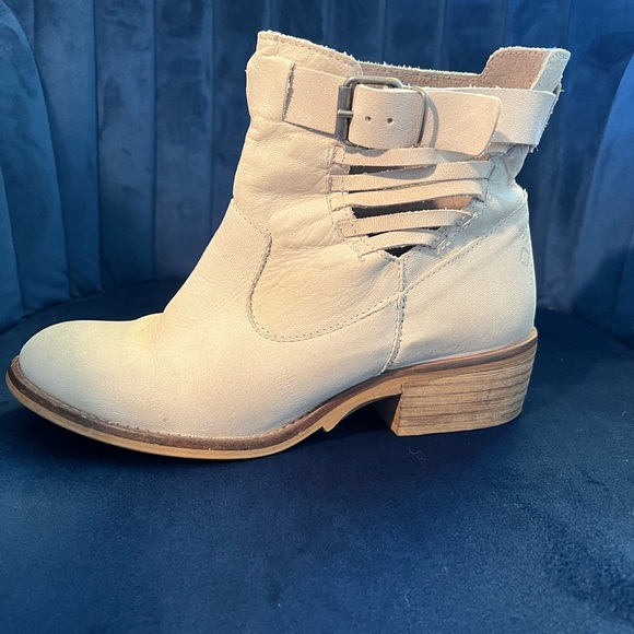 Cream suede booties - Picture 1 of 9